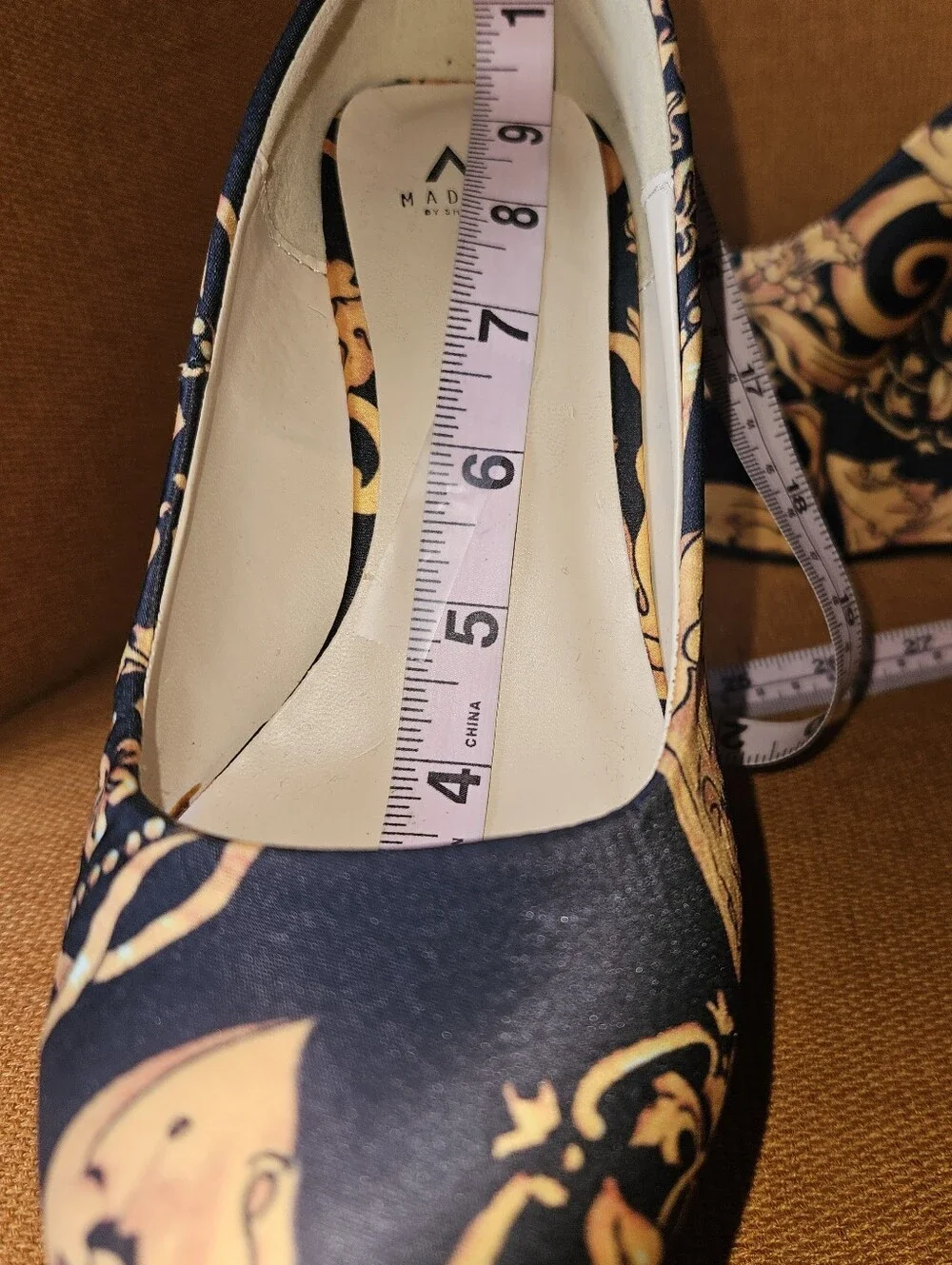 MADISON by SHOE DAZZLER Miya Platform Wedge Pumps Black and Gold Print Sz 8.5